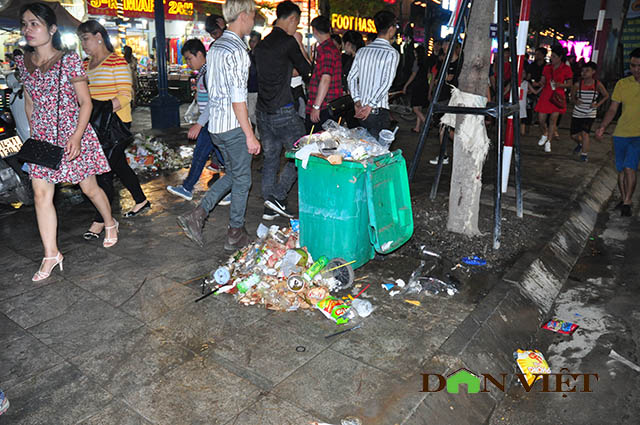 Hạ Long ngập rác sau đêm hội Carnaval